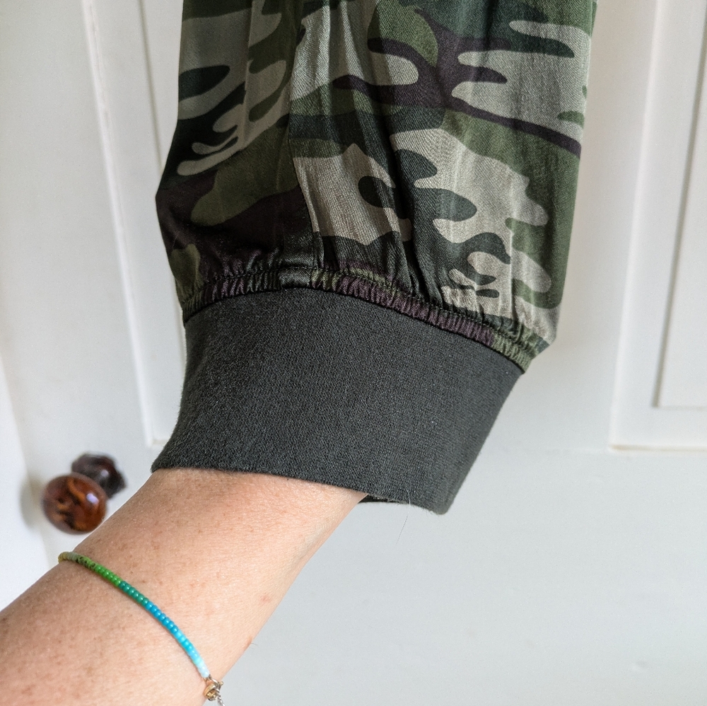 Sanctuary Silky Green Camo Joggers M Like New - Picture 4 of 5